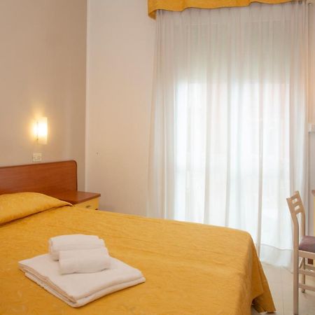 Hotel Carnaby Rimini Exterior foto
