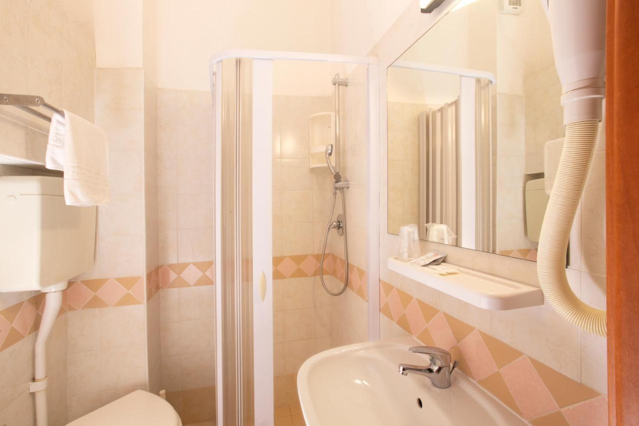 Hotel Carnaby Rimini Exterior foto