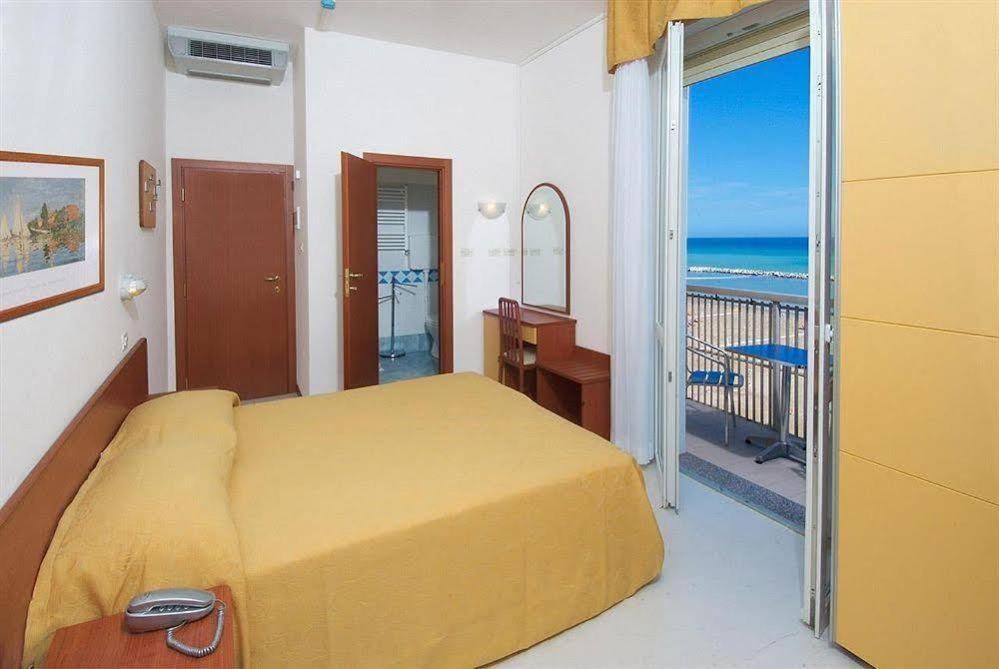 Hotel Carnaby Rimini Exterior foto